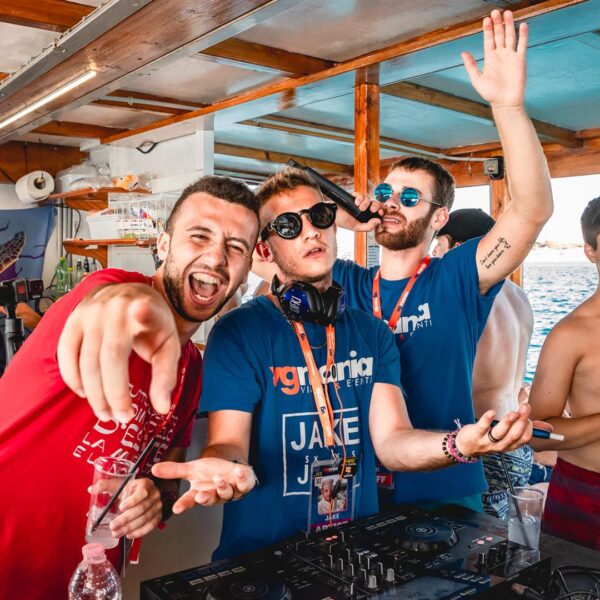 Dj e vocalist con animazione a bordo