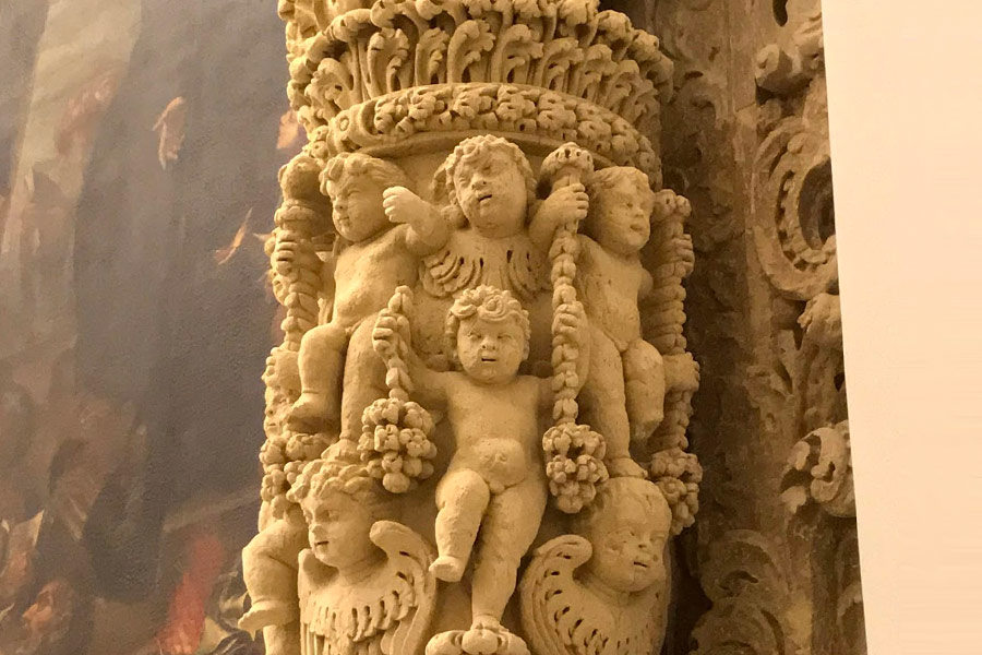 Dettaglio delle colonne barocche all'interno della chiesa di Santa Teresa