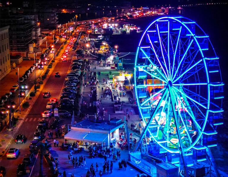 Il Luna Park e la giostra panoramica sul lungomare di Gallipoli