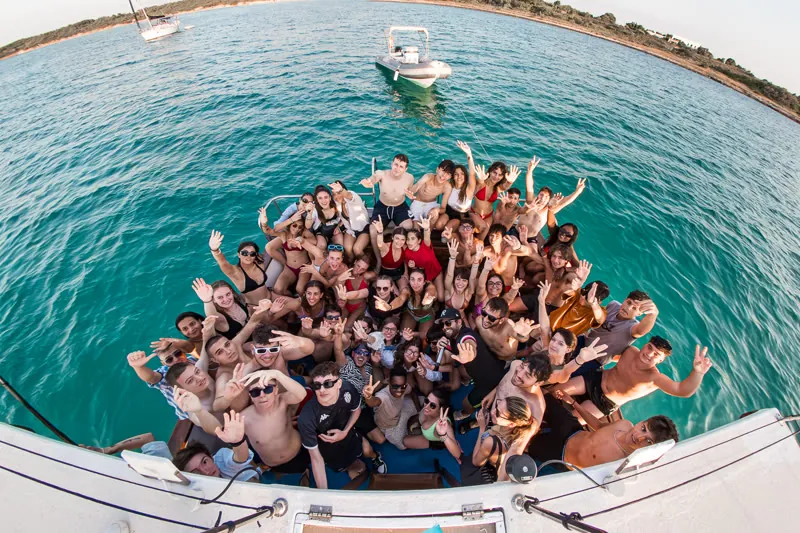 ragazzi che fanno festa in barca